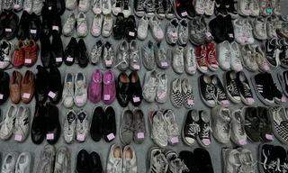 Giầy của các nạn nhân bị rơi ở hiện trường sau vụ giẫm đạp Itaewon tháng 10/2022