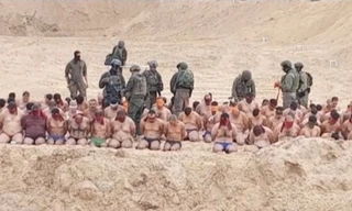 Hình ảnh vài chục người đàn ông bị cởi đồ, bịt mắt và quỳ gối ở Dải Gaza. (Ảnh: CNN)