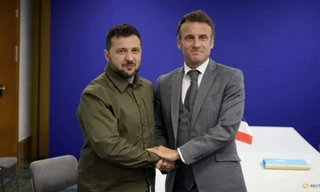 Tổng thống Ukraine Volodymir Zelensky và Tổng thống Pháp Emmanuel Macron trong lần gặp nhau bên lề hội nghị ở Tây Ban Nha ngày 5/10. (Ảnh: VP TT Ukraine)