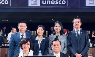Thứ trưởng Ngoại giao Hà Kim Ngọc tiếp xúc Tổng Giám đốc UNESCO. (Ảnh: Mofa)