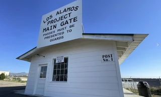 Tấm biển ở cổng dẫn vào nơi thực hiện Dự án Manhattan chế tạo bom nguyên tử. (Ảnh: AP)