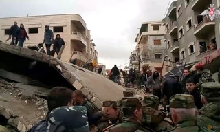 Binh lính Nga và lực lượng cứu hộ Syria tìm kiếm người sống sót sau động đất ở Latakia, Syria, ngày 7/2