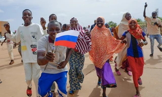 Một nhóm người Niger vẫy cờ Nga khi tập trung trên đường phố thủ đô ngày 6/8 để ủng hộ phe đảo chính. (Ảnh: AP)