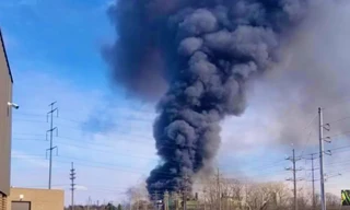 Nổ lớn ở nhà máy kim loại Mỹ, 13 người nhập viện