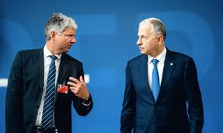 Ông Stian Jenssen (trái) thừa nhận chuyện khuyên Ukraine từ bỏ lãnh thổ để vào NATO là sai lầm. (Ảnh: Getty)