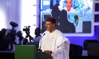 Tổng thống Niger Mohamed Bazoum trong một sự kiện khi chưa bị lật đổ. (Ảnh: Reuters)