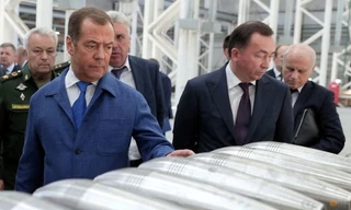Phó Chủ tịch Hội đồng An ninh Nga Dmitry Medvedev trong một chuyến thăm nhà máy vũ khí. (Ảnh: Reuters)