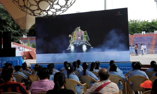 Người dân Ấn Độ theo dõi trực tiếp sự kiện tàu Chandrayaan-3 đáp xuống Mặt trăng. (Ảnh: Reuters)