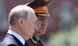 Tổng thống Nga Vladimir Putin và Bộ trưởng Quốc phòng Sergei Shoigu. (Ảnh: Sputnik)