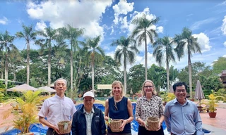 Hình ảnh 3 Tổng lãnh sự Mỹ, Nhật Úc trong chuyến thăm Đồng bằng sông Cửu Long. (Ảnh: TLS Mỹ)