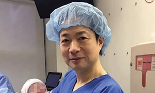 TS John Zhang bế em bé đầu tiên ra đời bằng phương pháp dùng ADN của 3 người ở Mexico năm 2016
