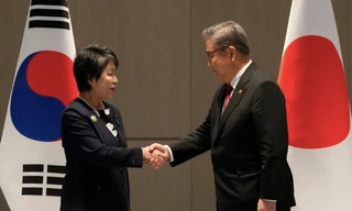 Ngoại trưởng Hàn Quốc Park Jin (phải) bắt tay người đồng cấp Nhật Bản Yoko Kamikawa trước hội nghị ngoại trưởng 3 bên tại Busan ngày 26/11. (Ảnh: Reuters)