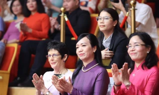 Phu nhân Chủ tịch nước Phan Thị Thanh Tâm và Phu nhân Toàn quyền Úc Linda Hurley dự buổi biểu diễn tại Học viện Âm nhạc quốc gia Việt Nam. (Ảnh: Như Ý)