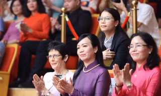 Phu nhân Chủ tịch nước Phan Thị Thanh Tâm và Phu nhân Toàn quyền Úc Linda Hurley dự buổi biểu diễn tại Học viện Âm nhạc quốc gia Việt Nam. (Ảnh: Như Ý)