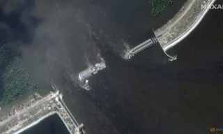 Đập thủy điện Kakhovka bị vỡ, gây ngập lụt một vùng rộng lớn. (Ảnh: Maxar)