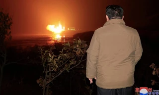 Nhà lãnh đạo Triều Tiên Kim Jong Un quan sát tên lửa đưa vệ tinh do thám Malligyong-1 lên quỹ đạo ngày 21/11. (Ảnh: KCNA)