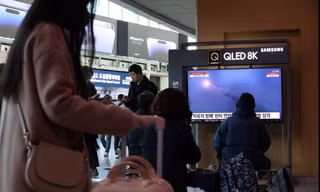 Màn hình tại một nhà ga ở Seoul chiếu tin tức về vụ phóng tên lửa của Triều Tiên ngày 16/3. (Ảnh: Reuters)