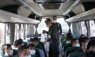 Nhóm công dân Thái Lan được giải cứu khỏi Myanmar ngày 18/11. (Ảnh: QĐ TL)