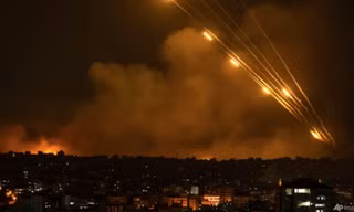 Nã rốc-két từ hướng Gaza về phía Israel ngày 8/10. (Ảnh: AP)