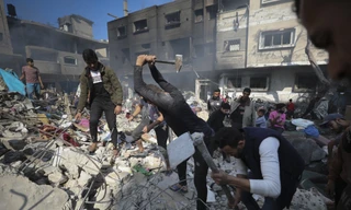 Người dân Palestine tìm kiếm người mất tích trong đống đổ nát sau trận ném bom của Israel vào Dải Gaza ngày 17/11. (Ảnh: AP)