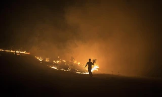 Cháy rừng làm nổ mìn gài quanh nhà tù Iran