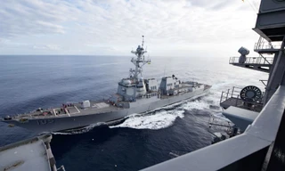 Tàu khu trục tên lửa dẫn đường USS Dewey đi cạnh tàu sân bay USS Carl Vinson của Hải quân Mỹ tháng 11/2018