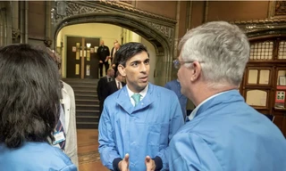 Ông Rishi Sunak thăm một phòng thí nghiệm bệnh lý vào tháng 3/2020. (Ảnh: Reuters)