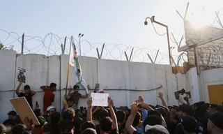 Người biểu tình tập trung bên ngoài đại sứ quán Thuỵ Điển ở Baghdad ngày 29/6. (Ảnh: Reuters)