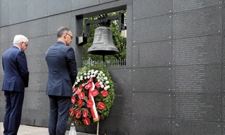 Ngoại trưởng Đức Heiko Maas và người đồng cấp Ba Lan Jacek Czaputowicz thăm bức tường tưởng niệm các nạn nhân của cuộc nổi dậy Warsaw năm 2019. (Ảnh: Reuters)