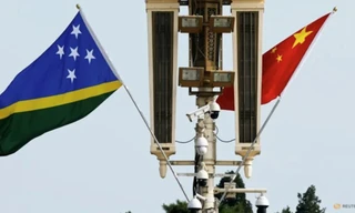Quốc kỳ Solomon và Trung Quốc treo ở Bắc Kinh ngày 11/7. (Ảnh: Reuters)
