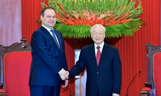 Tổng Bí thư Nguyễn Phú Trọng tiếp Thủ tướng Belarus Roman Golovchenko ngày 8/12. (Ảnh: Nhật Minh)