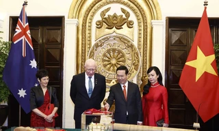 Chủ tịch nước Võ Văn Thưởng cùng Phu nhân và Toàn quyền Úc David Hurley cùng Phu nhân trao đổi quà tặng trong tiệc chiêu đãi tối 4/4. (Ảnh: TTXVN)