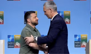 Tổng thư ký NATO Jens Stoltenberg và Tổng thống Ukraine Volodymir Zelensky trong một dịp gặp. (Ảnh: Reuters)