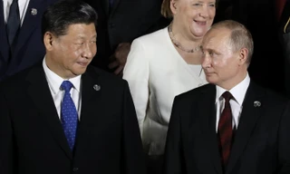 Tổng thống Nga Vladimir Putin (phải) và Chủ tịch Trung Quốc Tập Cận Bình