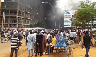 Người dân Niger ủng hộ đảo chính tập trung ở thủ đô Niamey ngày 27/7. (Ảnh: AP)