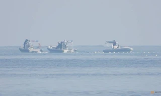 Dây chắn gắn phao quanh bãi Scarborough trước khi bị cắt. (Ảnh: Reuters)