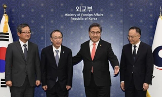 Ngoại trưởng Hàn Quốc Park Jin đón Thứ trưởng Ngoại giao Nhật Bản Takehiro Funakoshi, Trợ lý Bộ trưởng Ngoại giao Trung Quốc Nong Rong và Thứ trưởng Ngoại giao Hàn Quốc Jung Byung-won trước cuộc họp chung ngày 25/9 tại Seoul. (Ảnh: Reuters)