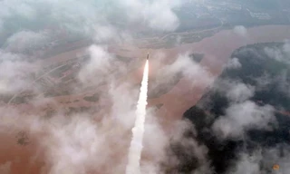 Tên lửa đạn đạo liên lục địa Hwasong-18 được phóng đi từ địa điểm không công bố ngày 13/7. (Ảnh: Reuters)