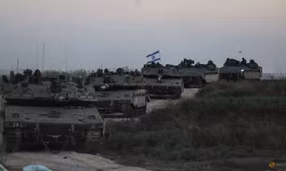Xe tăng Israel ở khu vực gần biên giới giữa ngày 12/10. (Ảnh: Reuters)