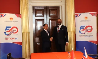 Bộ trưởng Ngoại giao Bùi Thanh Sơn trong cuộc gặp Ngoại trưởng Anh James Cleverly ngày 5/5. (Ảnh: Mofa)