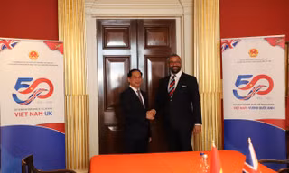 Bộ trưởng Ngoại giao Bùi Thanh Sơn trong cuộc gặp Ngoại trưởng Anh James Cleverly ngày 5/5. (Ảnh: Mofa)