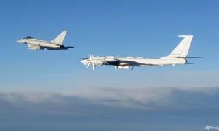 Trong bức ảnh này do Bộ Quốc phòng chụp vào ngày 14/8 cho một chiếc Typhoon của RAF (bên trái) theo dõi máy bay trinh sát hàng hải và tác chiến chống ngầm (ASW) Tupolev Tu-142 của Nga. (Ảnh: MoD)