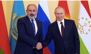 Thủ tướng Armenia Nikol Pashinyan (trái) trong một dịp gặp Tổng thống Nga Vladimir Putin. (Ảnh: AP)