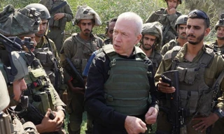 Bộ trưởng Quốc phòng Israel Yoav Gallant (giữa) được nói là đang mâu thuẫn với Thủ tướng Benjamin Netanyahu về kế hoạch tấn công trên bộ vào Dải Gaza. (Ảnh: Anadolu) 