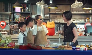 Vua đầu bếp Mỹ Christine Hà dạy trẻ khiếm thị làm bánh Trung thu