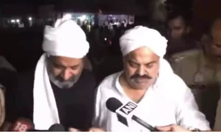 Hai anh em cựu nghị sĩ Atiq Ahmad trên sóng truyền hình tối 15/4