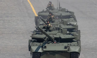 Một chiếc xe tăng T-72B3 của Nga tham gia cuộc diễn tập duyệt binh năm 2020. (Ảnh: Getty)