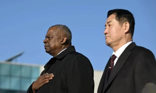 Bộ trưởng Quốc phòng Hàn Quốc Shin Won-sik (phải) và người đồng cấp Mỹ Lloyd Austin làm lễ tại hội nghị an ninh chung ngày 13/11. ̣̣(Ảnh: Reuters)