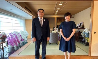 Đại sứ Phạm Quang Hiệu và Phu nhân cố Thủ tướng Abe Shinzo. (Ảnh: ĐSQ VN)