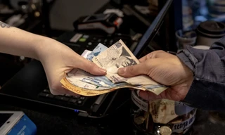 Đồng peso của Argentina bị đánh tụt hơn 50% giá trị. (Ảnh: Getty)